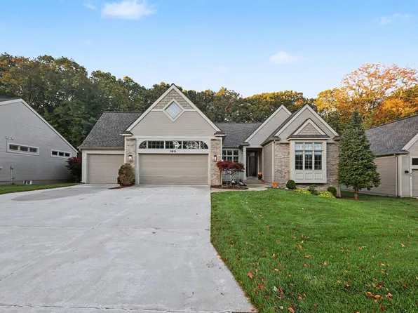 1911 Forest Glen Dr, Norton Shores, MI 49441