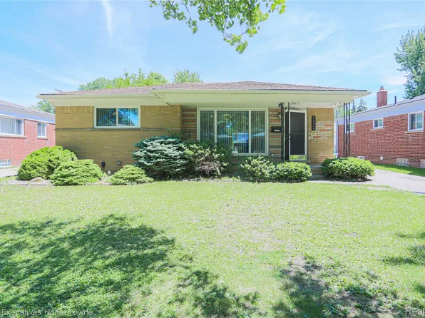 28806 Rockwood St, Saint Clair Shores, MI 48081