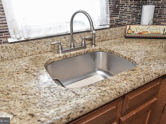 4th image of 1125 Argyll Cir