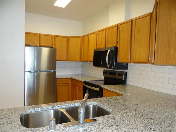 301 Harbour Town Dr APT 216, Madison, WI 53717