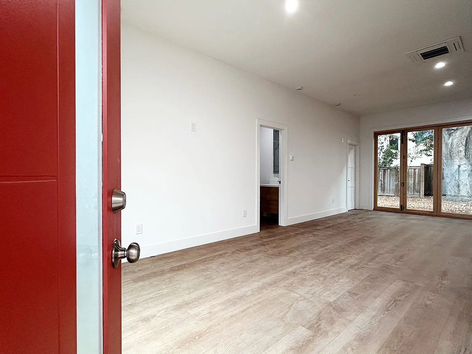 961 Sherwood Ave — Photo 4