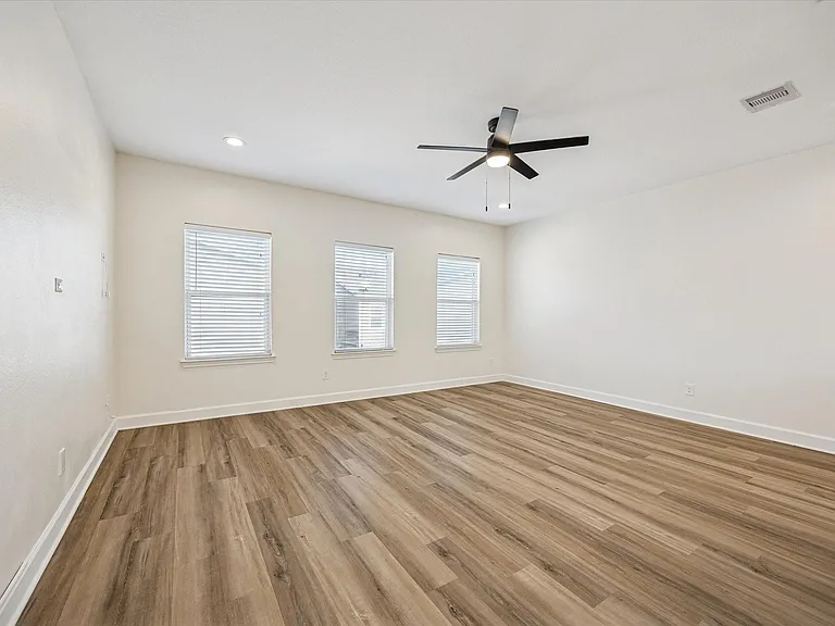 5402 Jonathan Ln — Photo 8