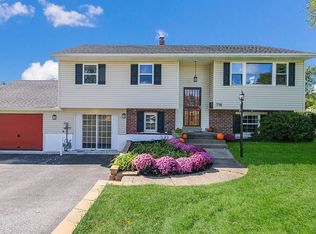 718 Lamp Post Ln, Aston, PA 19014