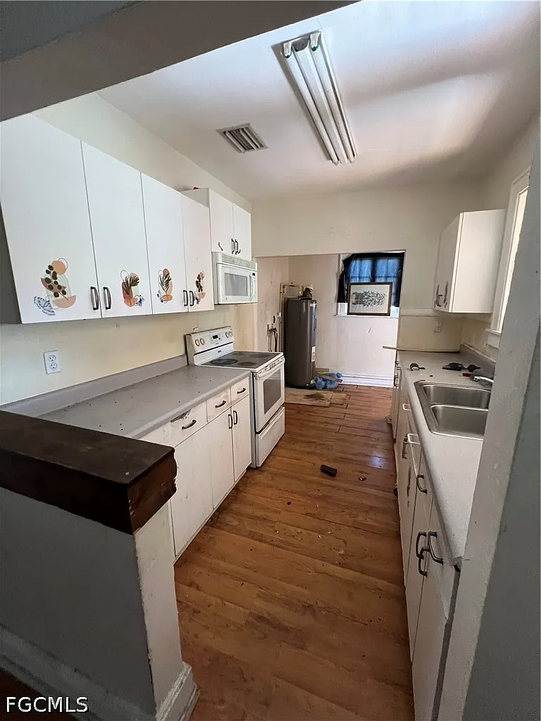 3 bed, 1.0 bath, 976 sqft, $1,200 — Photo 2