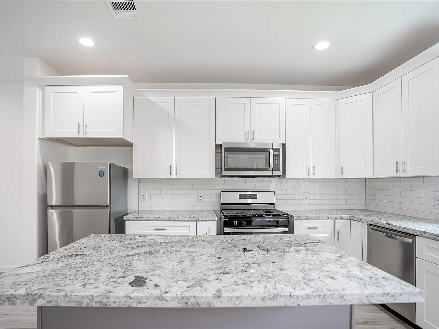 3 bed, 2.0 bath, 1400 sqft, $1,790 — Photo 4