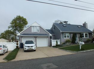 825 Windward Ave, Beachwood, NJ 08722