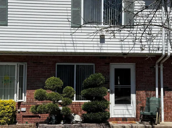 20 Country Ln, Staten Island, NY 10312
