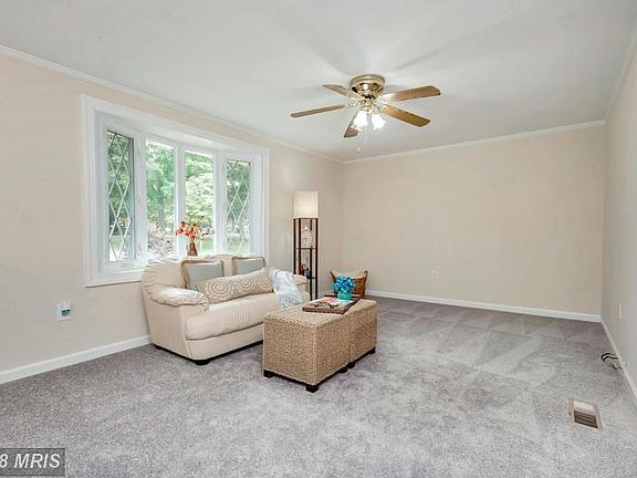 Large Living area for all the family w/bay window