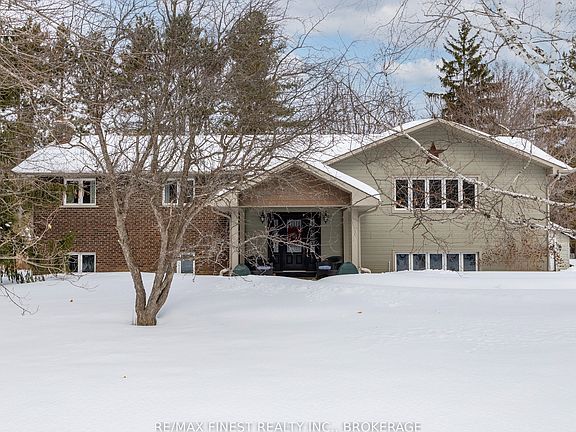 3rd image of 2518 Rideau Ferry Rd