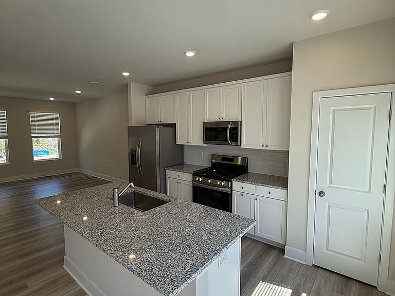 2104 Winterberry Ln — Photo 3