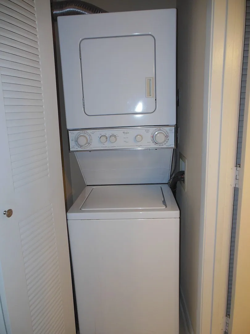 One Bedroom One Bathroom With W/D — Photo 3