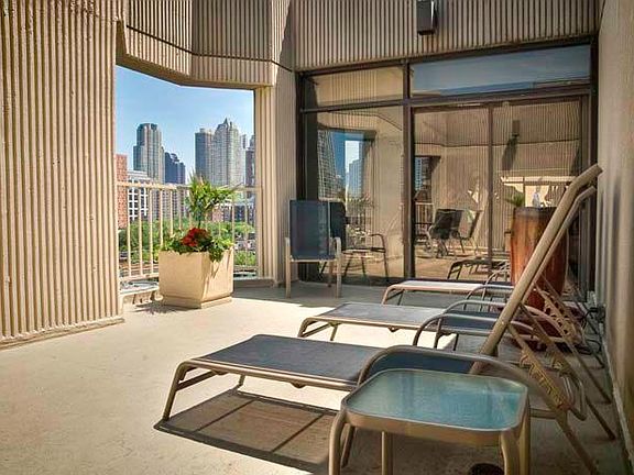4th image of 1003 N La Salle Dr #2