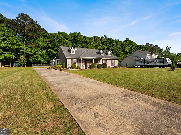 3rd image of 398 Clydes Way