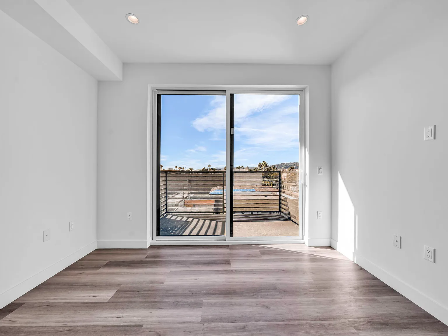 667 N Wilton Pl — Photo 4