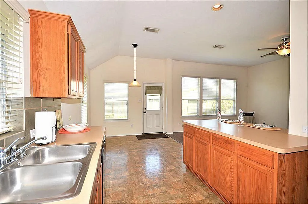 3 bed, 2.0 bath, 1700 sqft, $2,200 — Photo 4