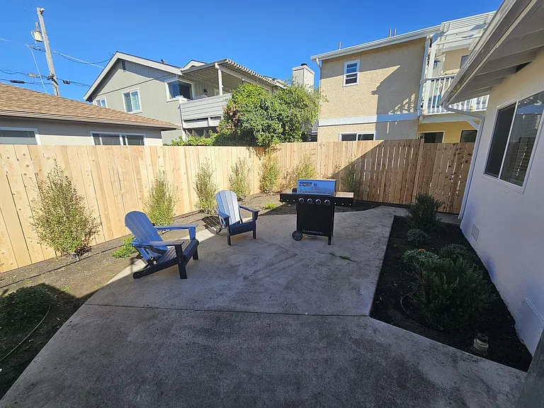 411 Mindoro St — Photo 23