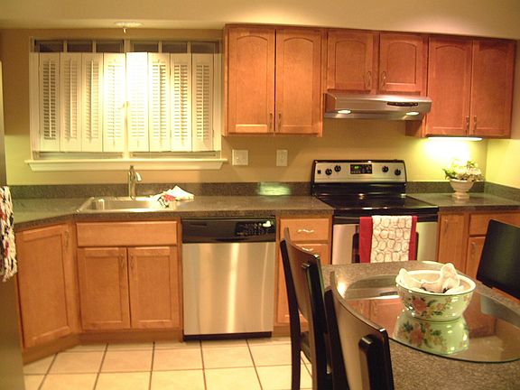 Kitchen w/Breakfast Bar