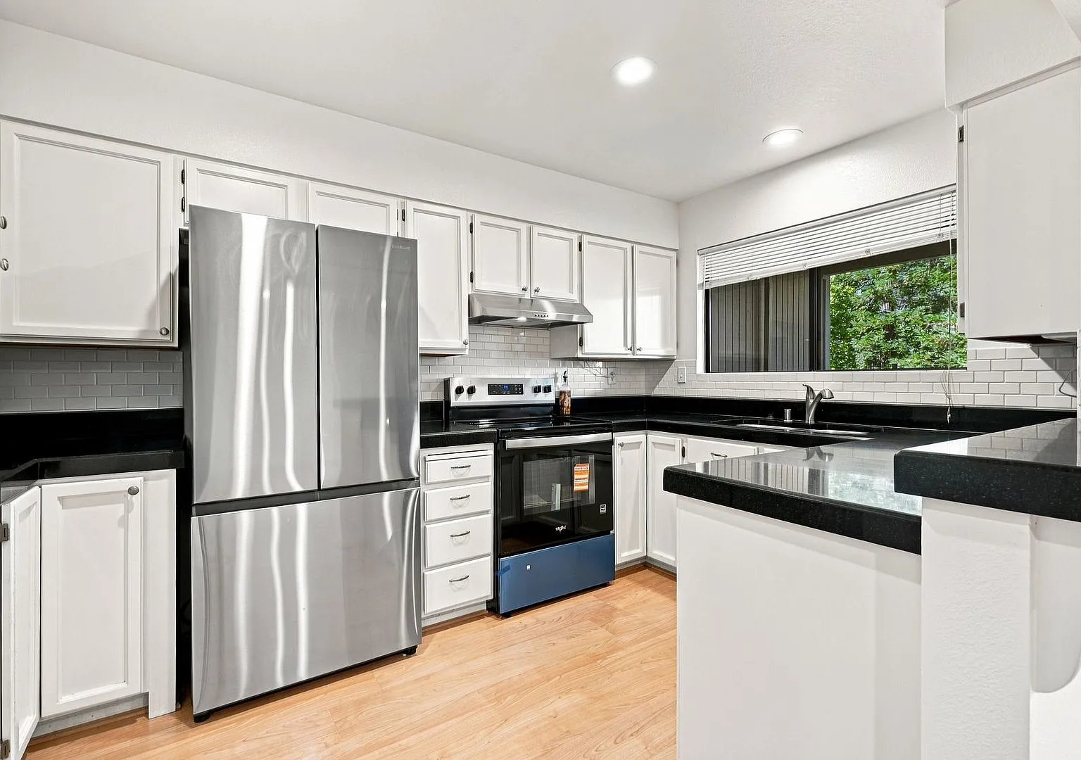 Beautiful Spacious 2-bedroom 2-Bath Townhome in Pleasant Hill! — Photo 1