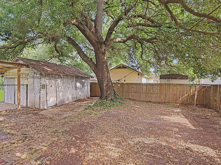 610 Avenue B — Photo 23