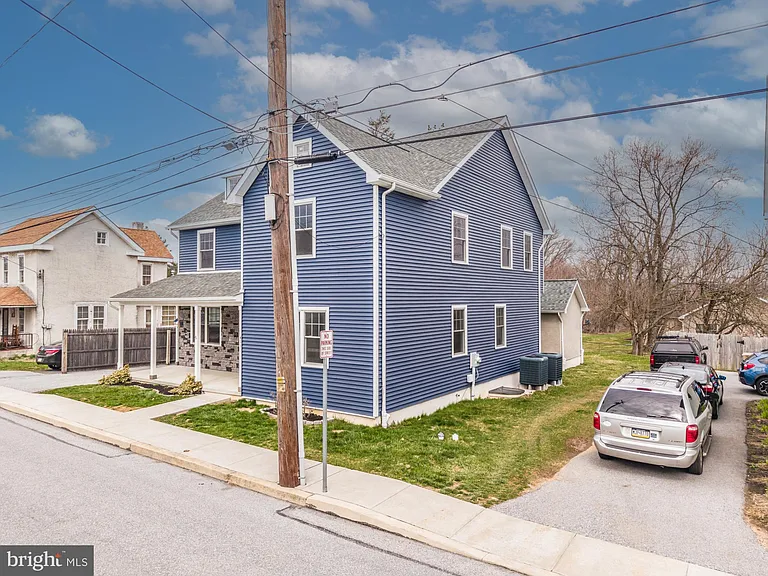 411 James St — Photo 3