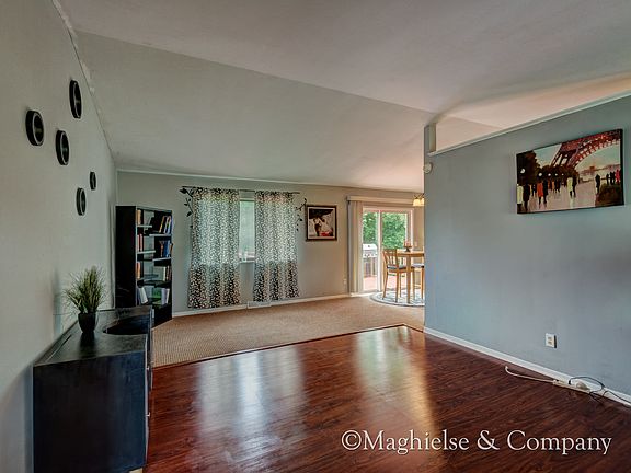 3rd image of 5546 Riverlook Dr NE