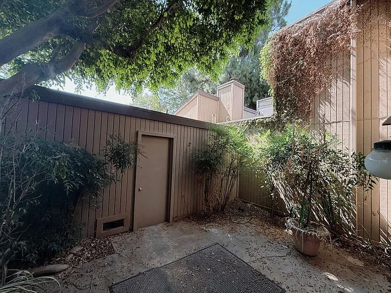 475 W Walnut St — Photo 36