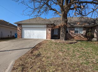 715 W Foxx Dr, Nixa, MO 65714