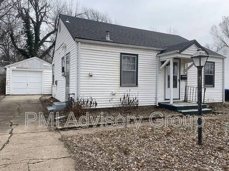 2 bed, 1.0 bath, 720 sqft, $1,050 — Photo 3