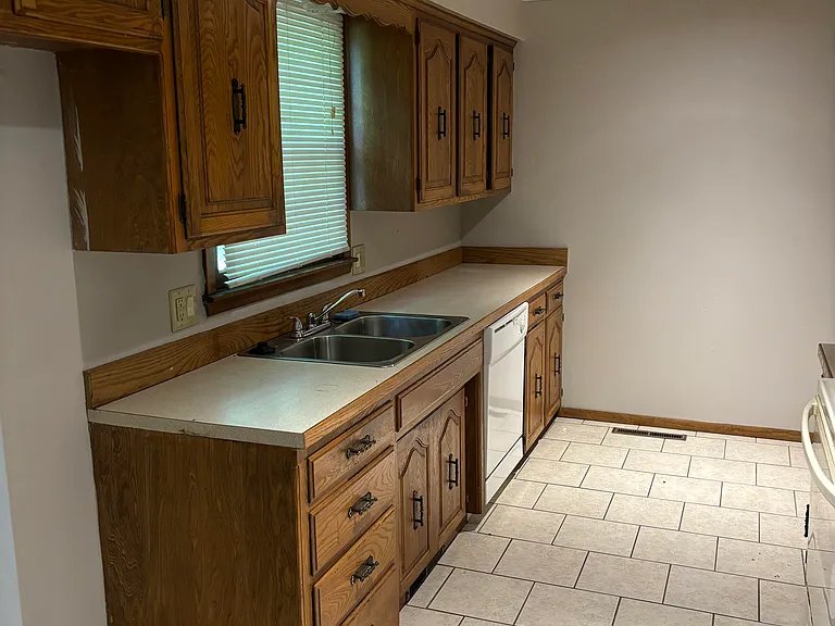 3325 S Danbury Ave — Photo 6