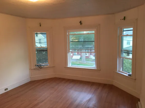 152 Maple St, Bangor, ME 04401