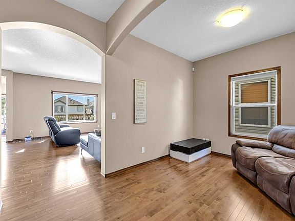 5th image of 92 W Everoak Close SW