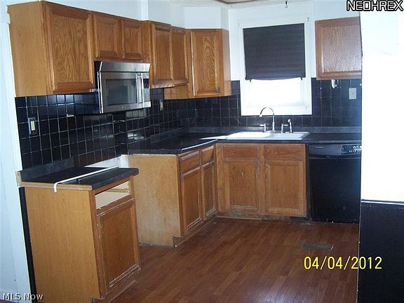 3rd image of 3621 Edgewater Dr