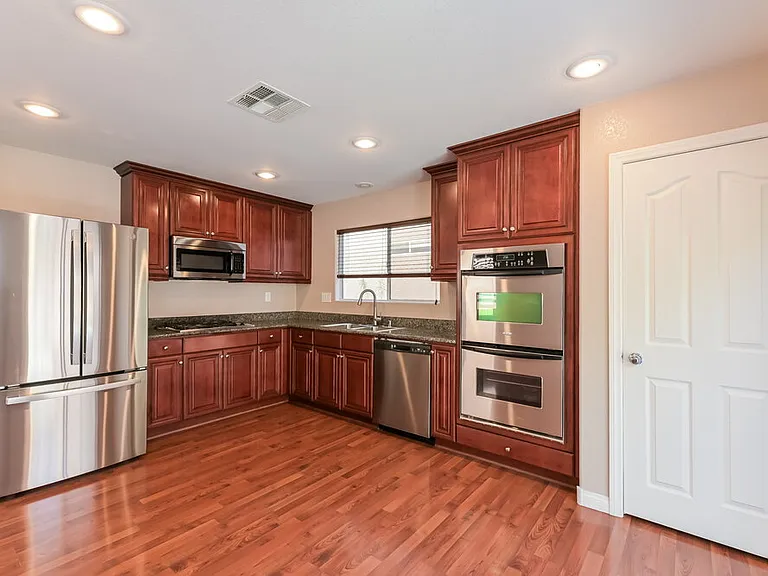 10012 Pelham Park Ave — Photo 8