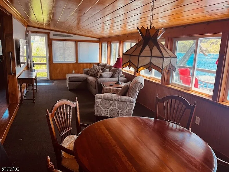 3 bed, 1.0 bath, $2,500 — Photo 3