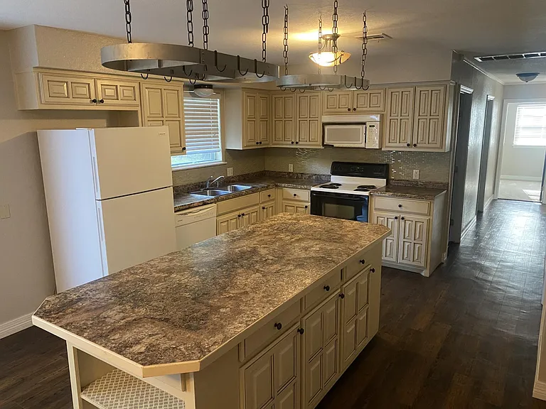 1818 W Cedar St — Photo 1