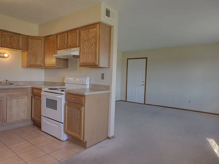 715 Hillside Dr — Photo 3