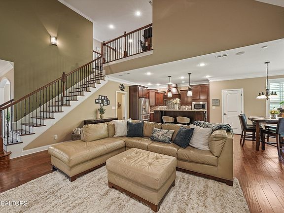 4th image of 1155 Front Royal Ln