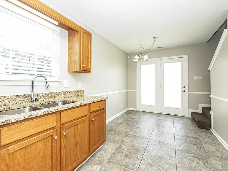 1502 Killarney Dr — Photo 8