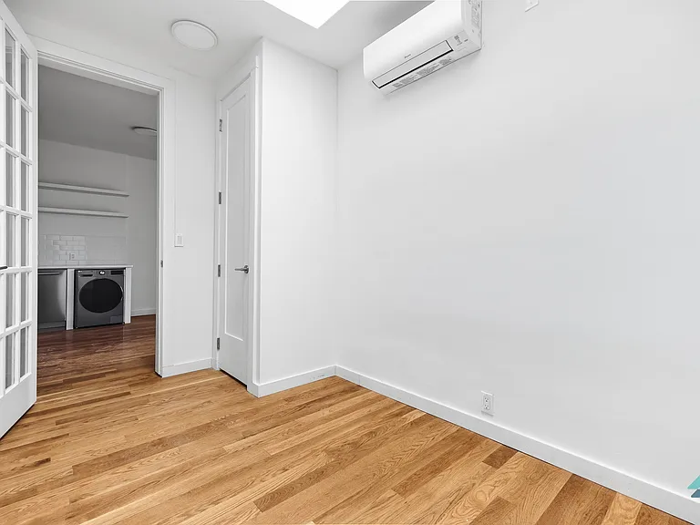 441 Wilson Ave #4D1 — Photo 2