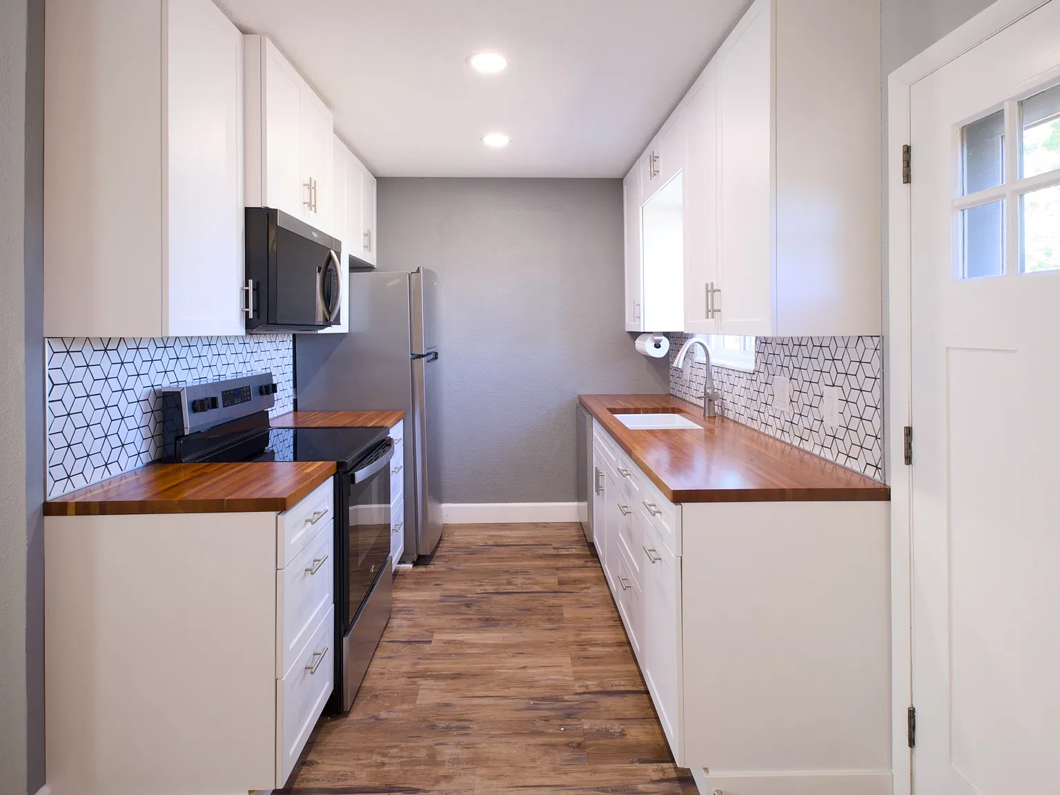 3 bed, 1.5 bath, 1197 sqft, $2,250 — Photo 2