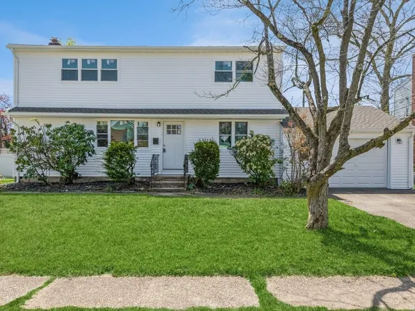 9 Ford Drive N, Massapequa, NY 11758