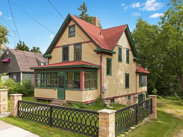 209 3rd St N, Stillwater, MN 55082