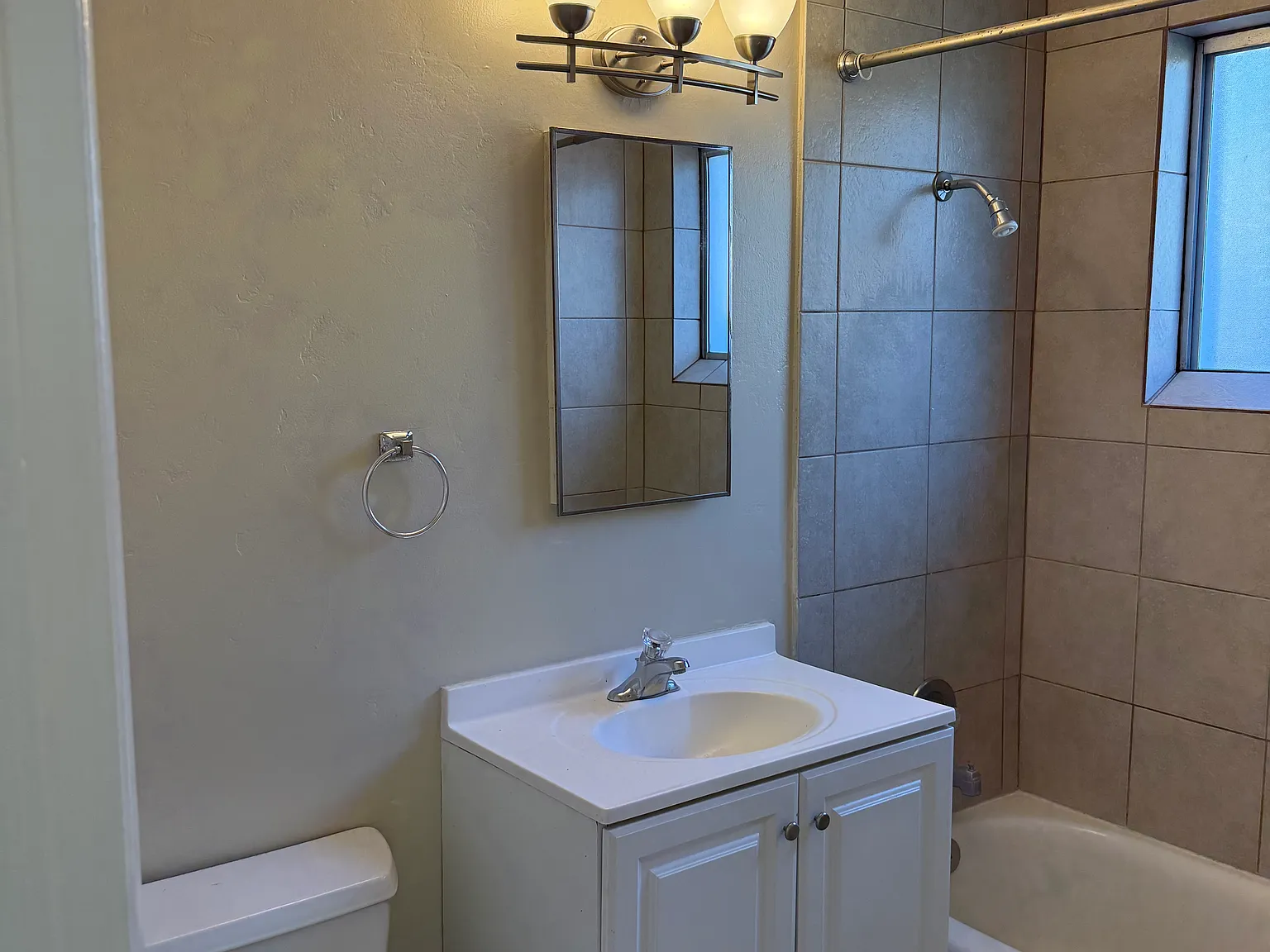 554 Richfield Ave — Photo 2