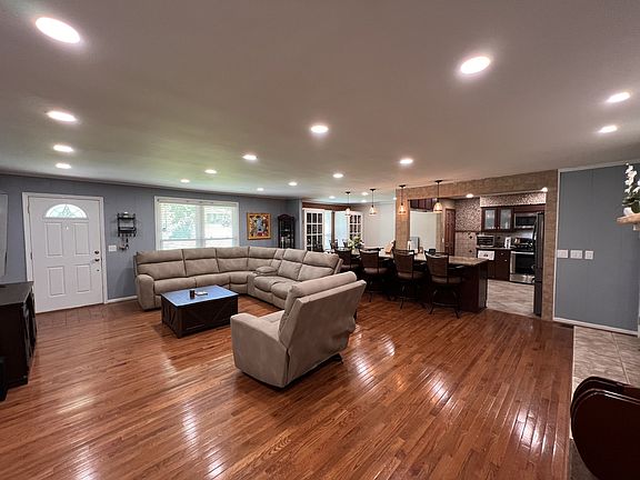 3rd image of 215 Maple Way