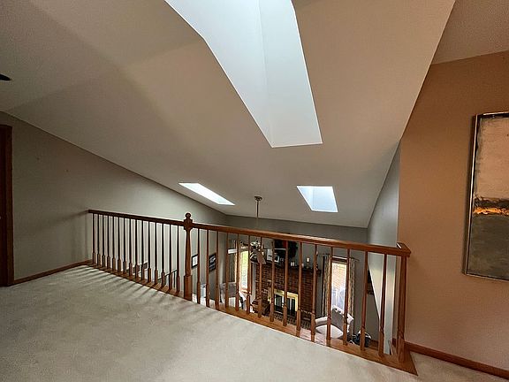 5th image of 492 Essex Dr