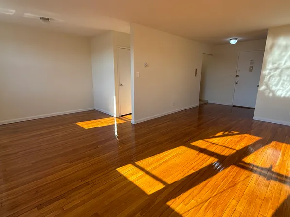 2350 Waters Edge Dr APT 2N, Bayside, NY 11360