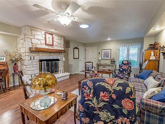 5th image of 32 Sandwick Dr