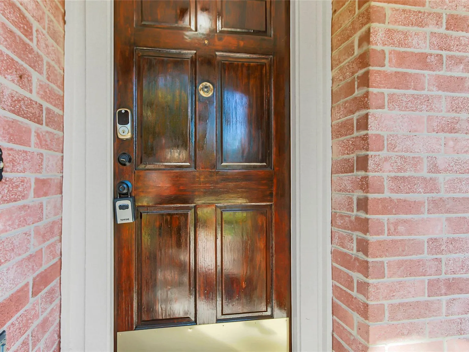 4 bed, 2.0 bath, 2211 sqft, $1,995 — Photo 4