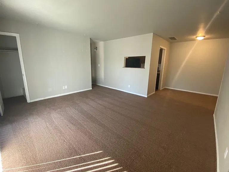 Hillcrest Apartments — Photo 24