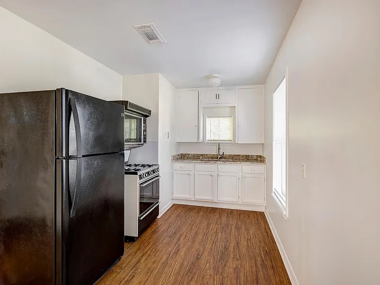 309 W 21st 1/2 St #UPPER — Photo 3